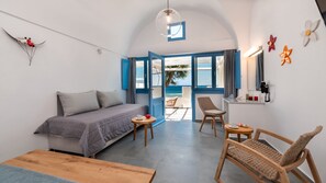 Suite, ved stranden | Safe på rommet, lydisolert, wi-fi (inkludert) og sengetøy