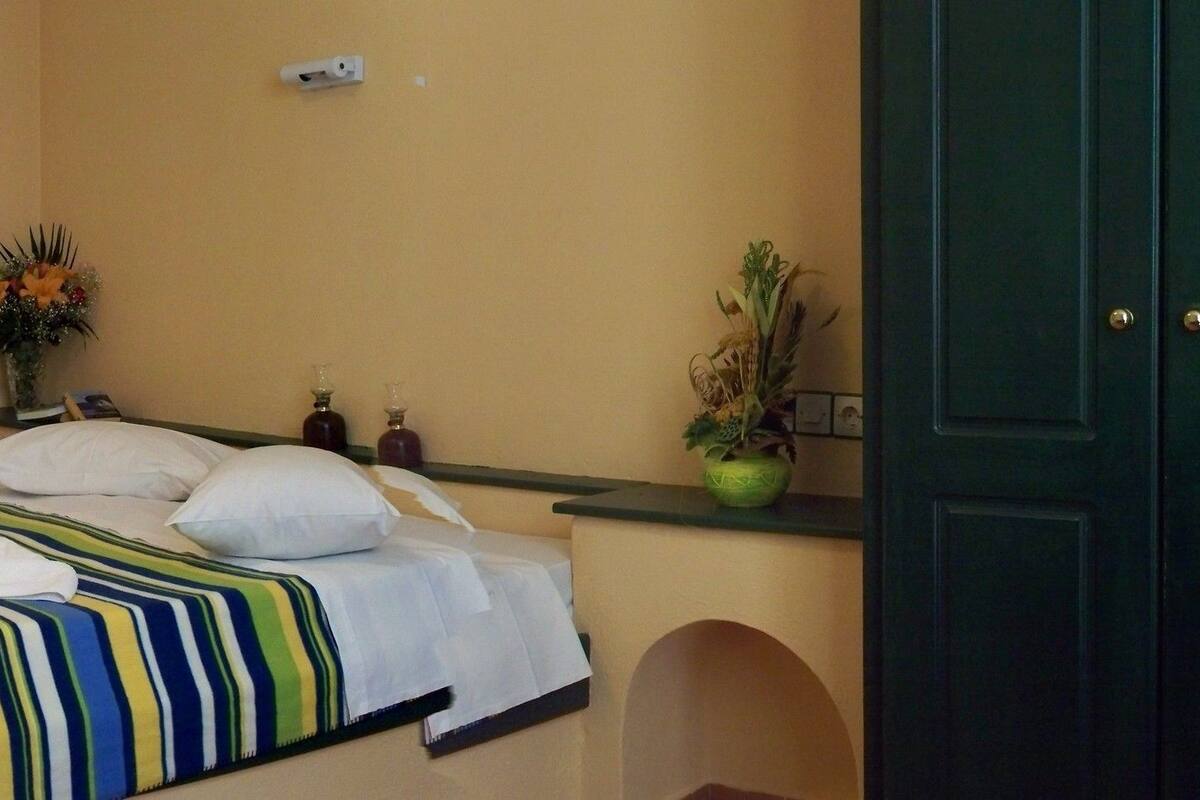 Budget Apartment for 4 people (Semi Basement) | In-room safe, iron/ironing board, free WiFi, bed sheets