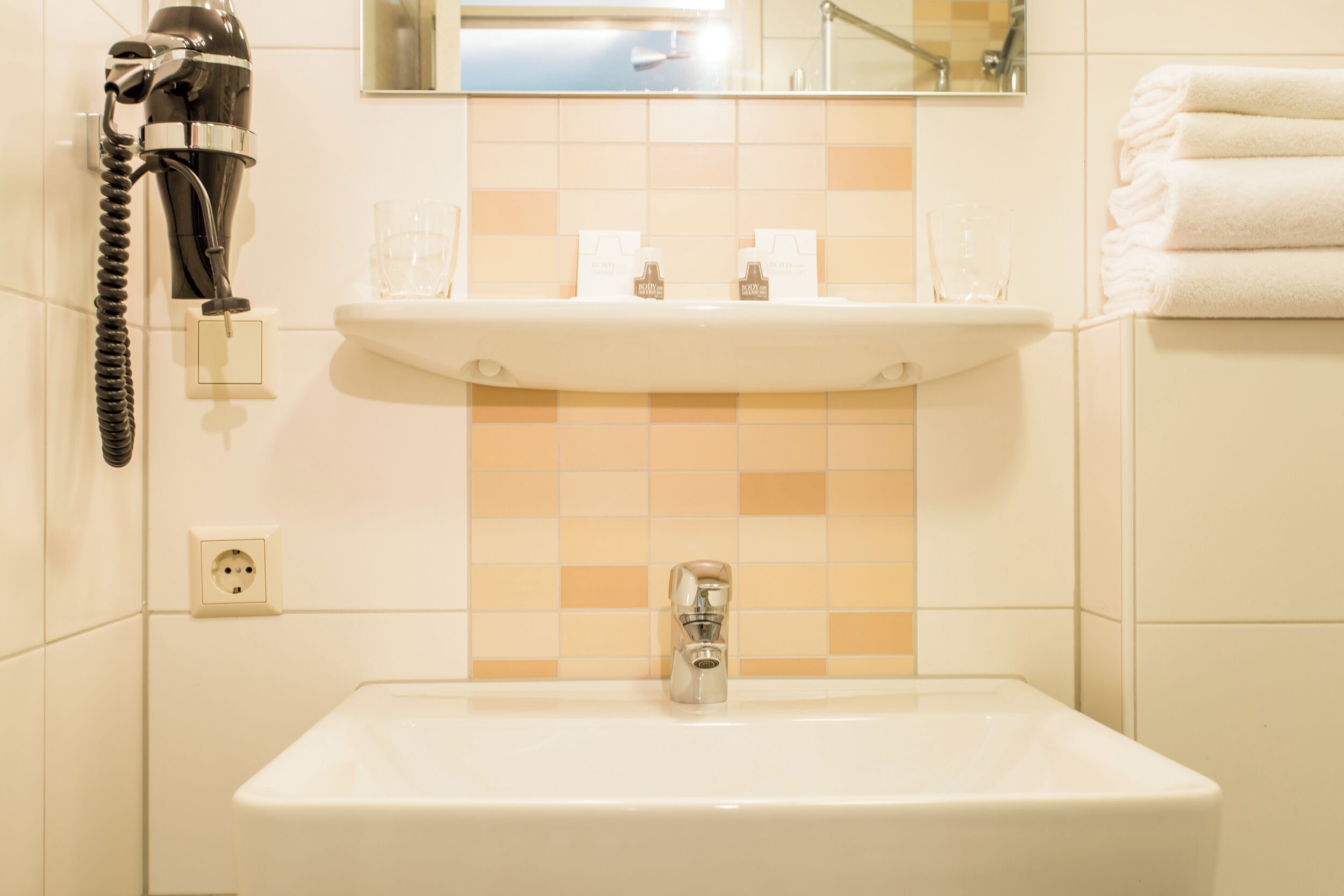 double room | bathroom | shower, free toiletries, hair dryer, towels