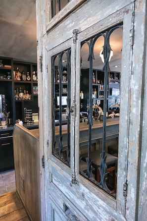 Bar (on property) - De Sluiskop (Pernis)