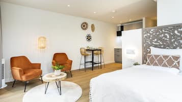 Luxury Studio | Premium bedding, cribs/infant beds, WiFi, bed sheets