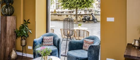 Lobby lounge