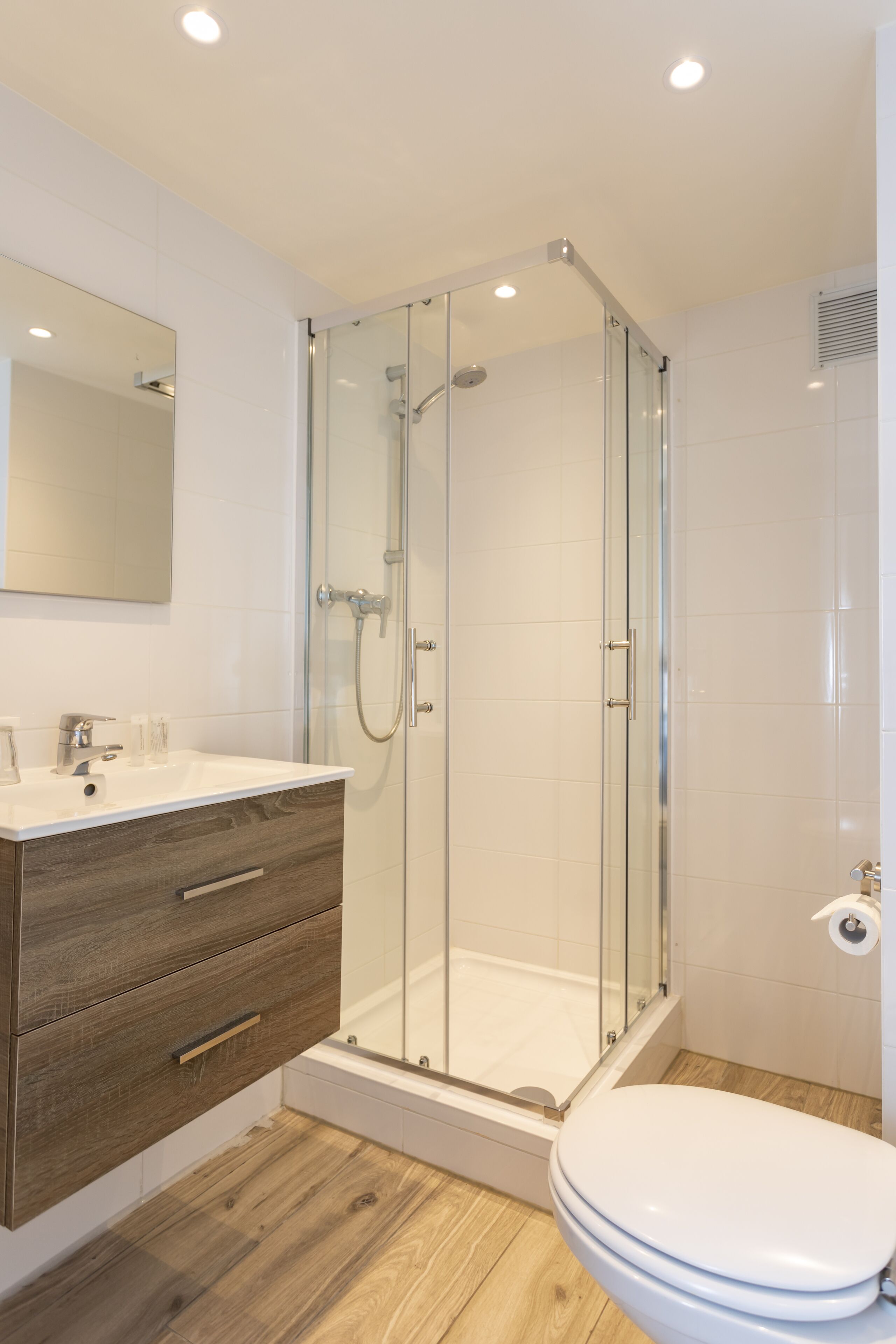 luxury studio | bathroom | towels