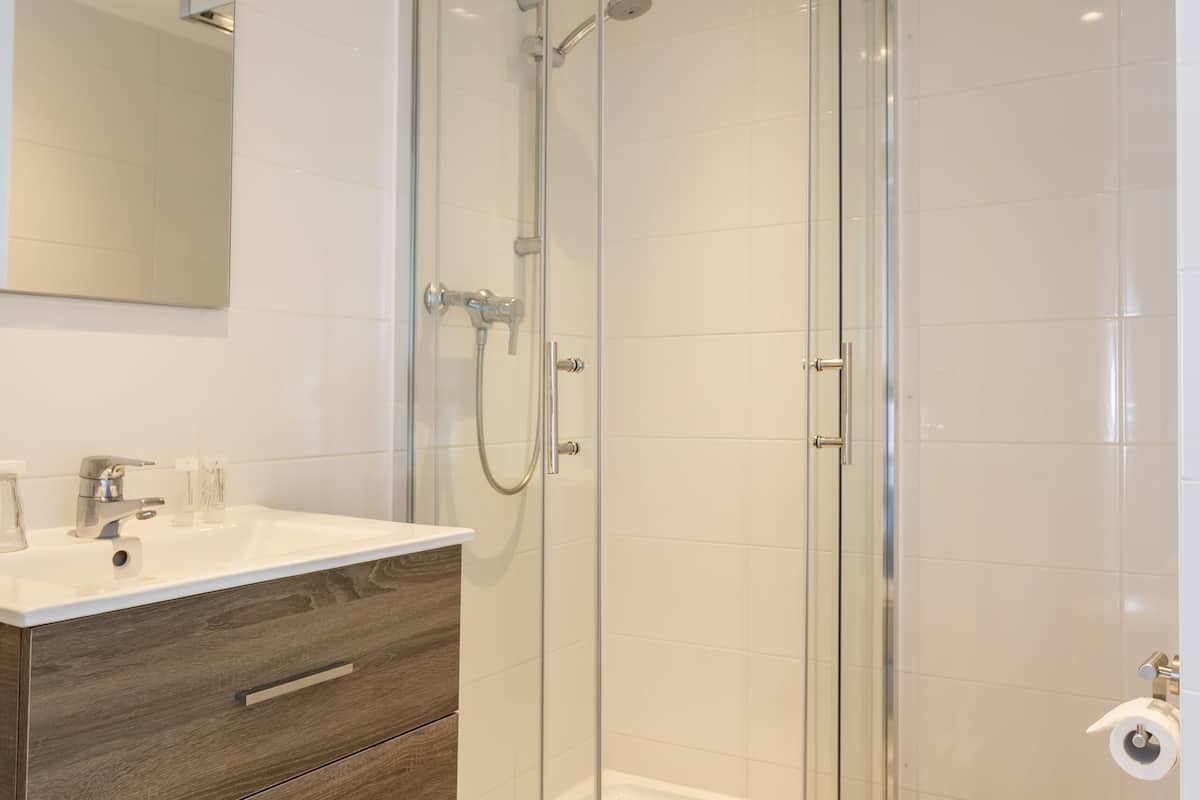 luxury studio | bathroom | towels