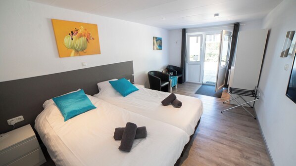 Pimennysverhot, äänieristys, ilmainen Wi-Fi, vuodevaatteet