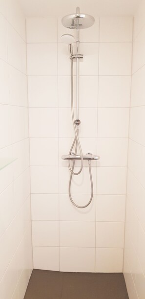 Chuveiro, chuveiro com efeito de chuva, secador de cabelo 