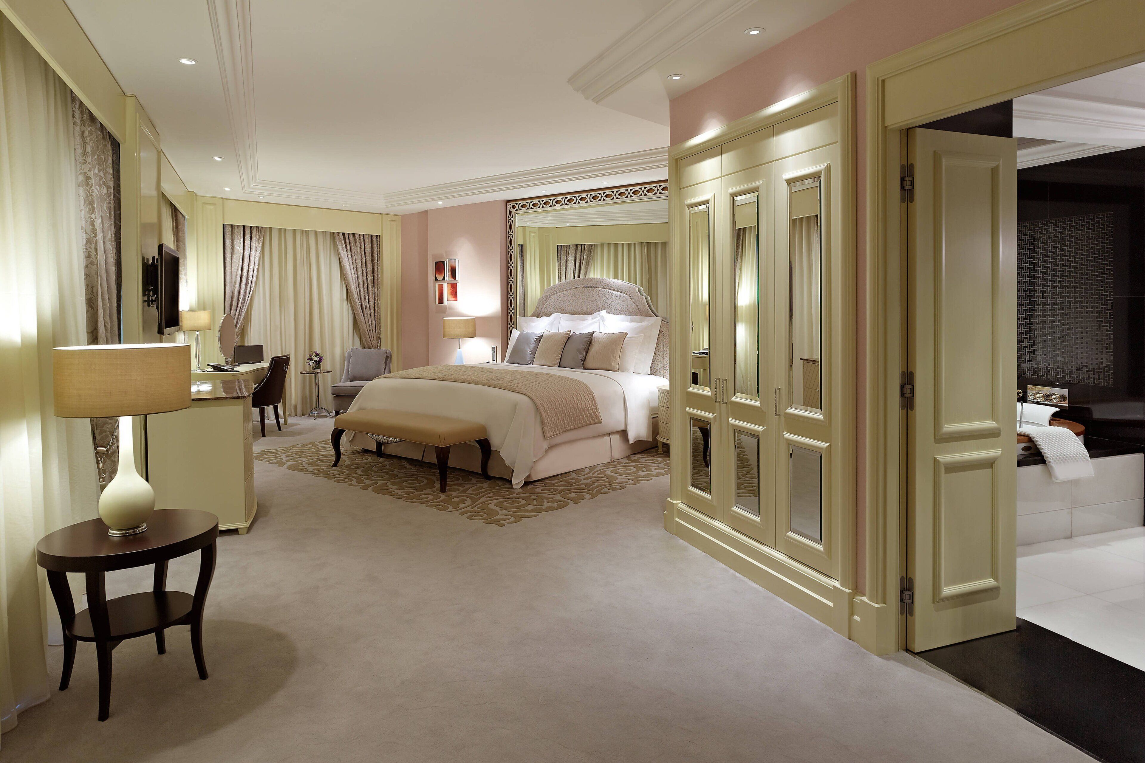 Hochwertige Bettwaren, Minibar, Zimmersafe, Schreibtisch