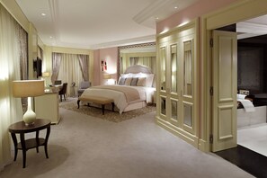 高档床上用品、迷你吧、客房内保险箱、办公桌