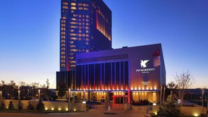 Un hotel JW Marriott con una fachada vertical destacada y una entrada amplia.