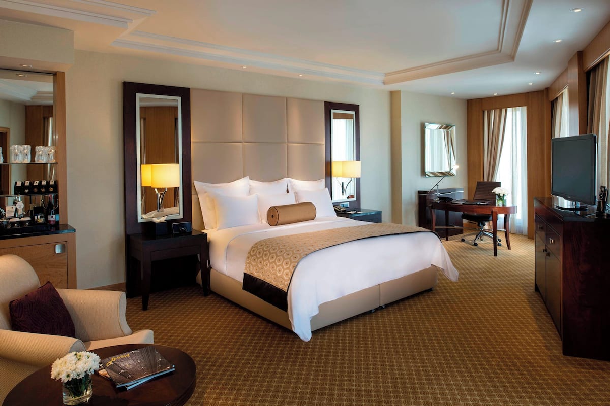 Executive Room, 1 King Bed, Smoking, City View | Premium bedding, minibar, in-room safe, desk