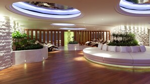 Un interior moderno con una zona de estar circular, paneles de madera y luces empotradas.