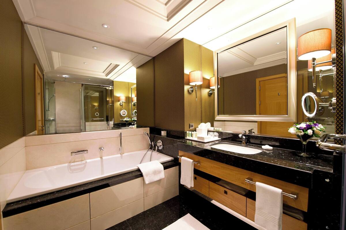 deluxe room, 1 king bed, city view | bathroom | free toiletries, hair dryer, bathrobes, slippers
