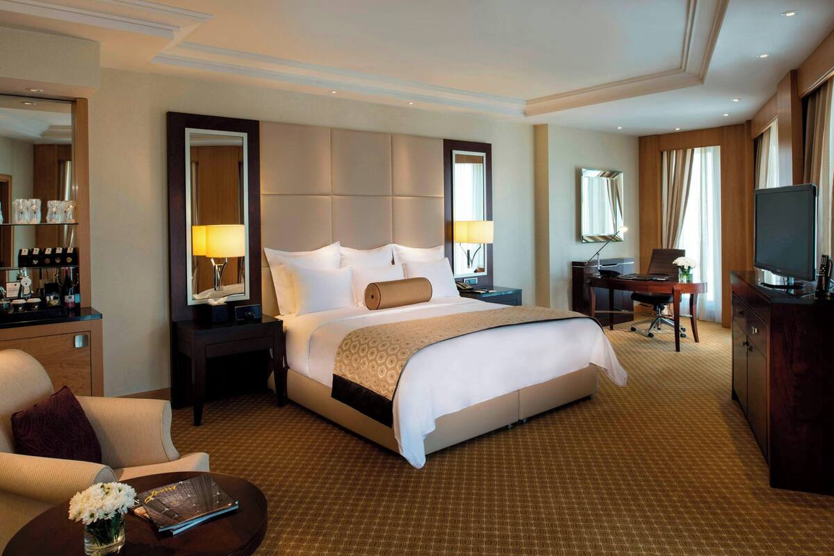Executive Room, 1 King Bed, Smoking, City View | Premium bedding, minibar, in-room safe, desk