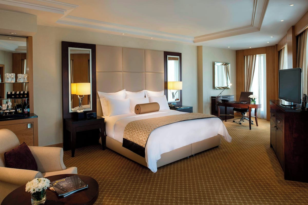 Executive-Zimmer, 1Â King-Bett, Raucher, Stadtblick | Hochwertige Bettwaren, Minibar, Zimmersafe, Schreibtisch