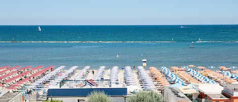 Privatstrand, Liegestühle, Sonnenschirme