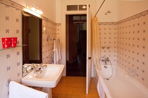 Standardzimmer | Badezimmer | Haartrockner, Bidet, Handtücher, Seife