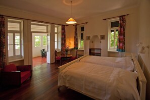Iron/ironing board, free cots/infant beds, travel cot, free WiFi - Quinta das Colmeias (Santa Cruz)