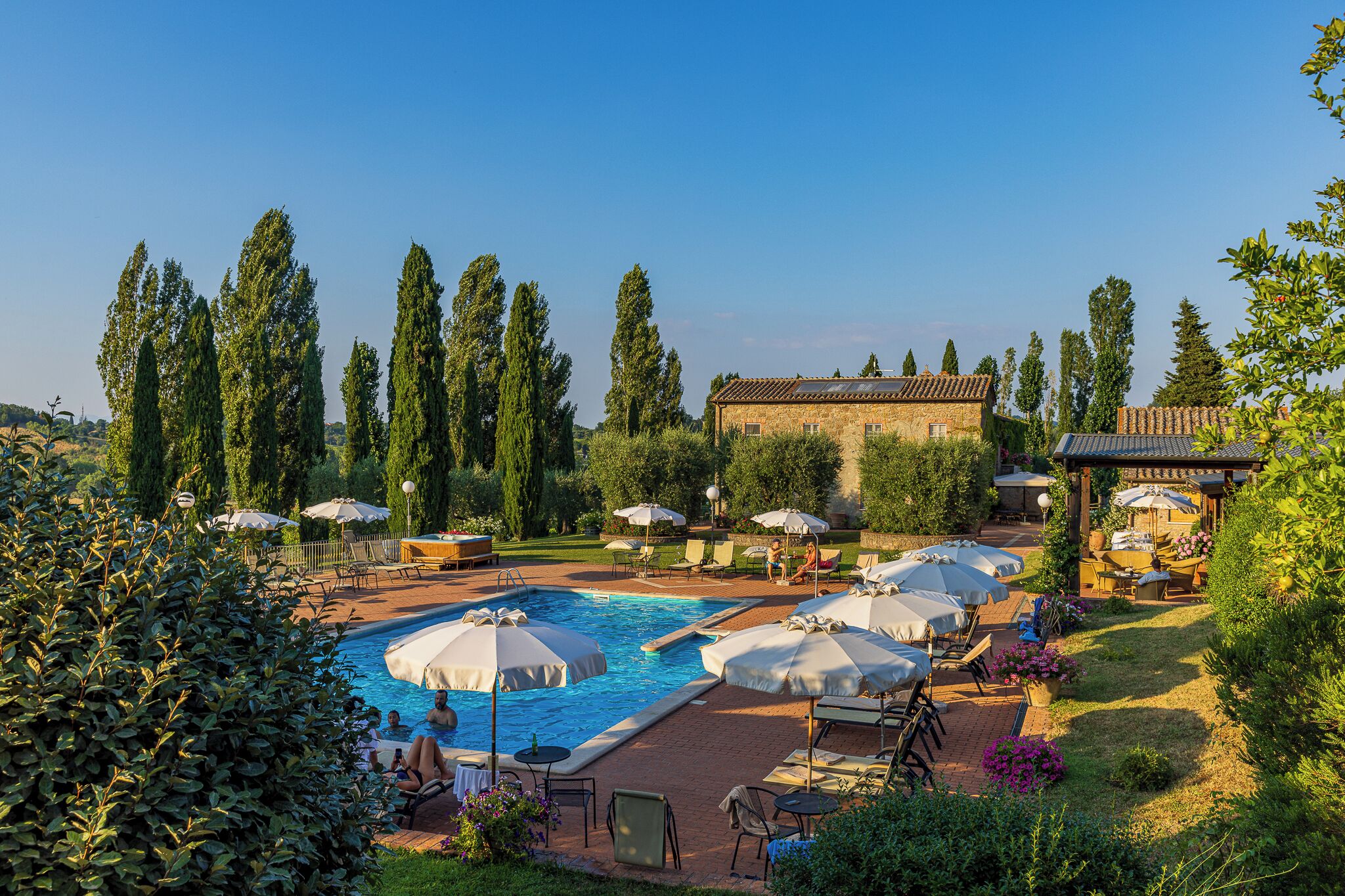 Piscina all'aperto, ombrelloni da piscina, lettini