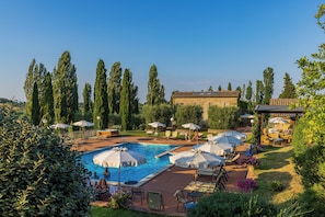 Outdoor pool, pool umbrellas, pool loungers - Agriturismo La Sovana (Sarteano)