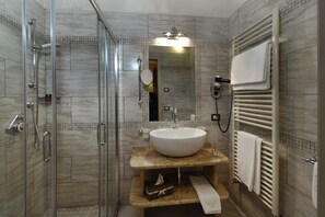 Dusche, kostenlose Toilettenartikel, Haartrockner, Handtücher