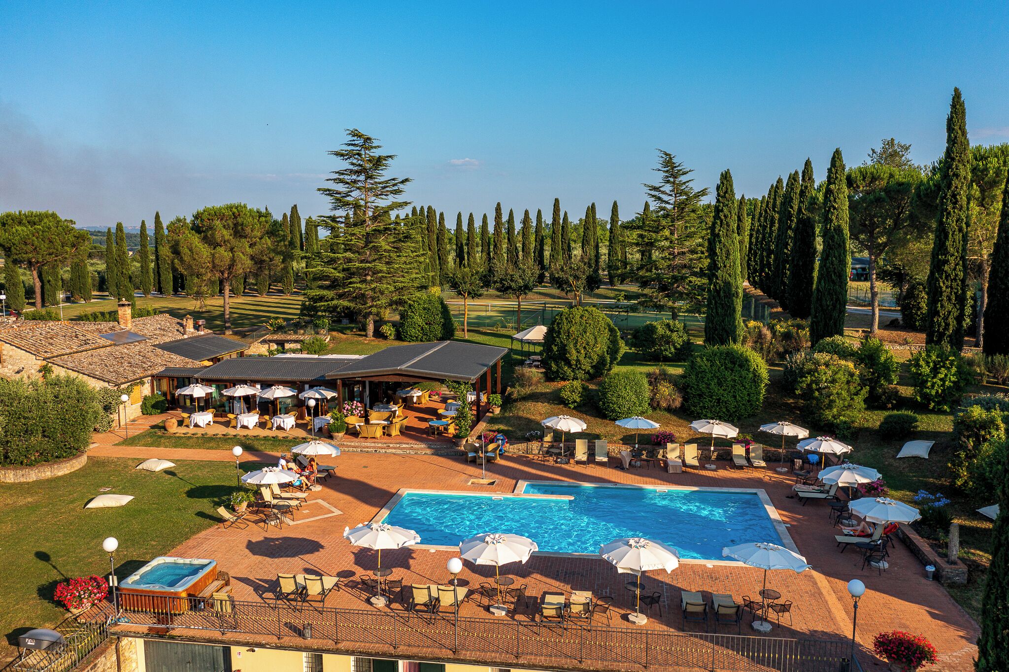 Piscine extérieure, parasols de plage, chaises longues