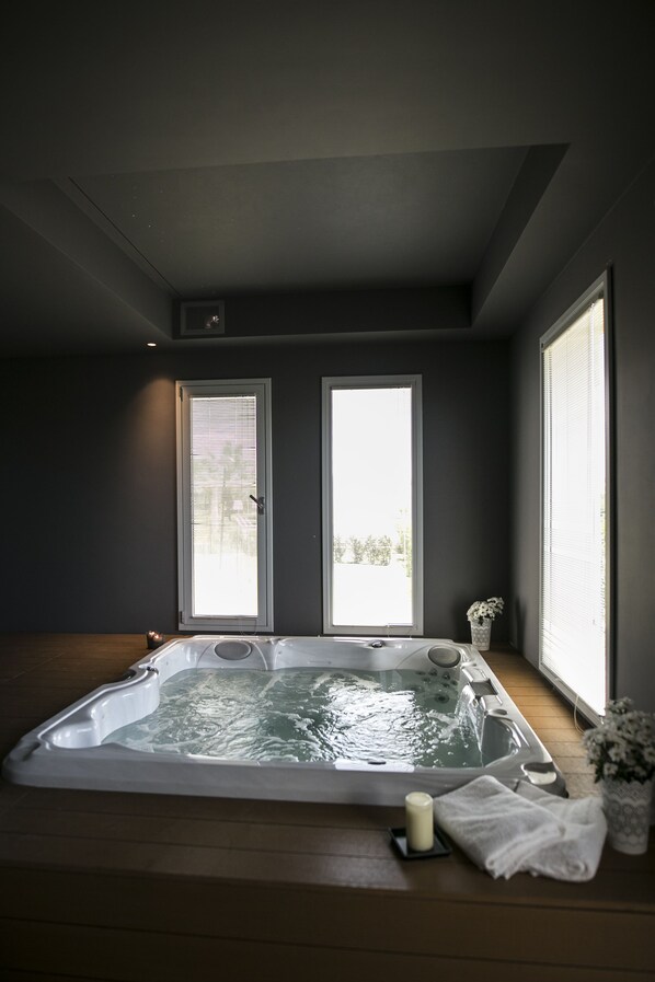 Indoor spa tub - Il Vigneto Resort (Menfi)