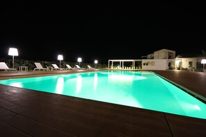 室外游泳池，日光浴躺椅