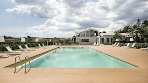 Outdoor pool, pool loungers - Il Vigneto Resort (Menfi)