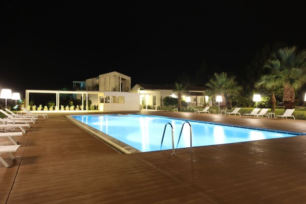 室外游泳池，日光浴躺椅