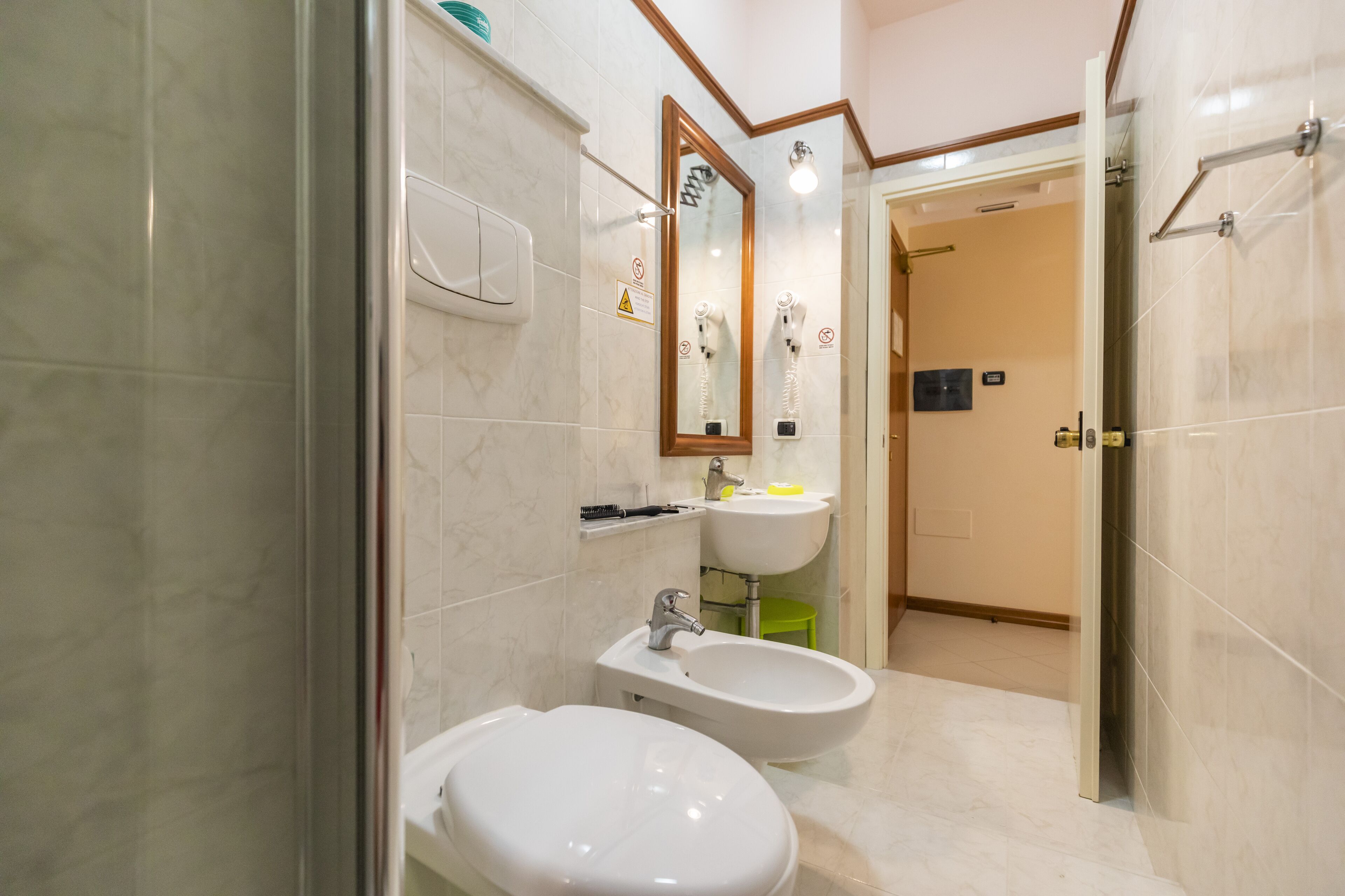 comfort triple room | bathroom | shower, free toiletries, hair dryer, bidet