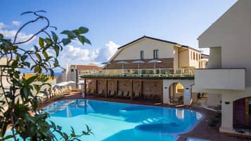 Piscina coperta, piscina stagionale all'aperto, ombrelloni da piscina