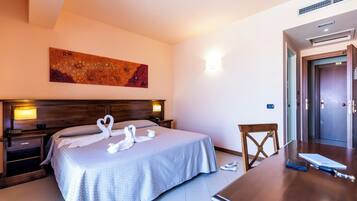 Standard-Doppel- oder -Zweibettzimmer | Minibar, Zimmersafe, Schreibtisch, laptopgeeigneter Arbeitsplatz