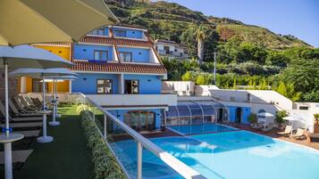 Innenpool, AuĂenpool (je nach Saison geöffnet), Sonnenschirme