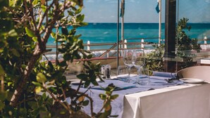 A table set for dining with a view of the ocean. - Hotel Parigi & Spa (Bordighera)