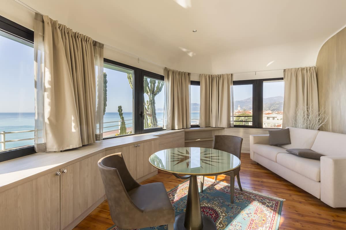 Suite, vista al mar | 1 habitación, minibar, caja de seguridad en la habitación y escritorio