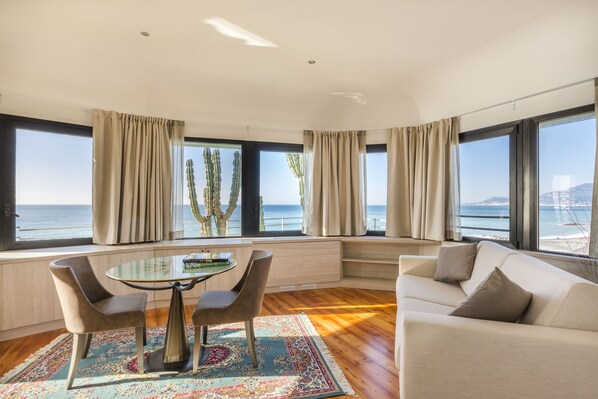 Suite, vista mare | Minibar, una cassaforte in camera, una scrivania, insonorizzazione