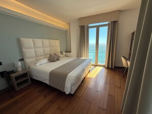 Doppia Deluxe, vista mare | Minibar, una cassaforte in camera, una scrivania, insonorizzazione
