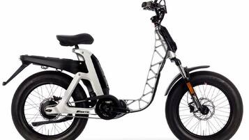 Una bicicletta elettrica fissa con telaio bianco, sella nera e manubrio.