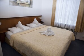 Hypo-allergenic bedding, in-room safe, desk, free WiFi
