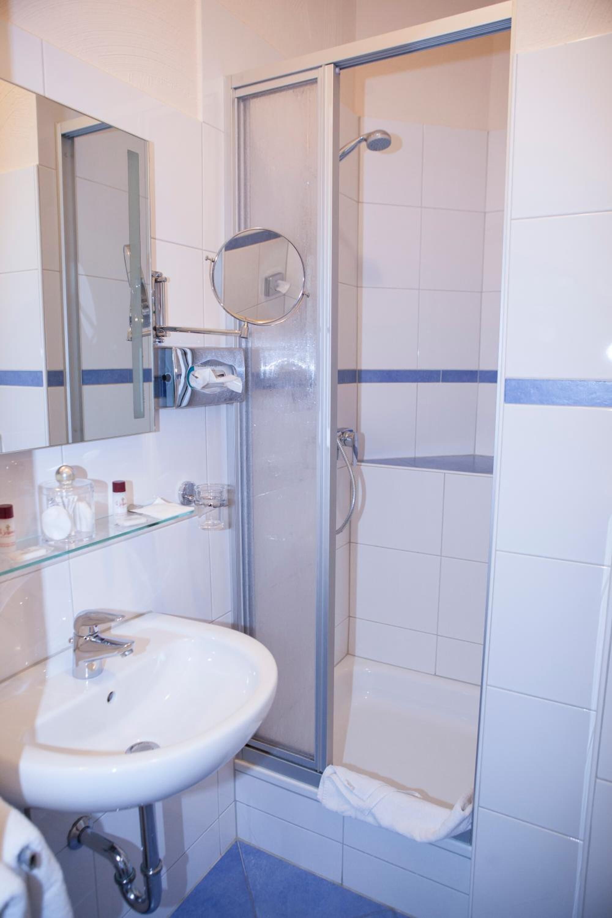 single room | bathroom | shower, free toiletries, hair dryer, towels