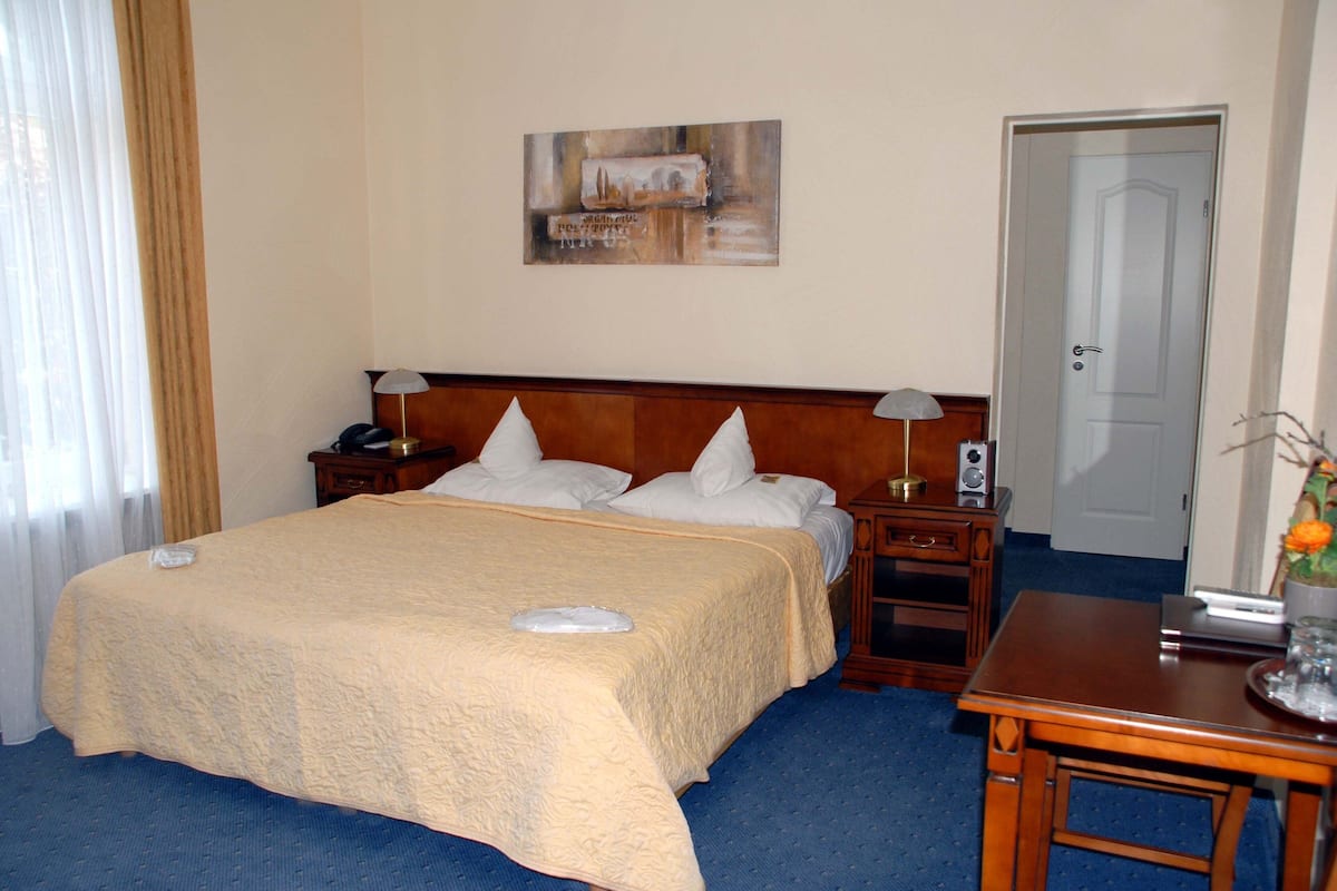 Hypo-allergenic bedding, in-room safe, desk, free WiFi