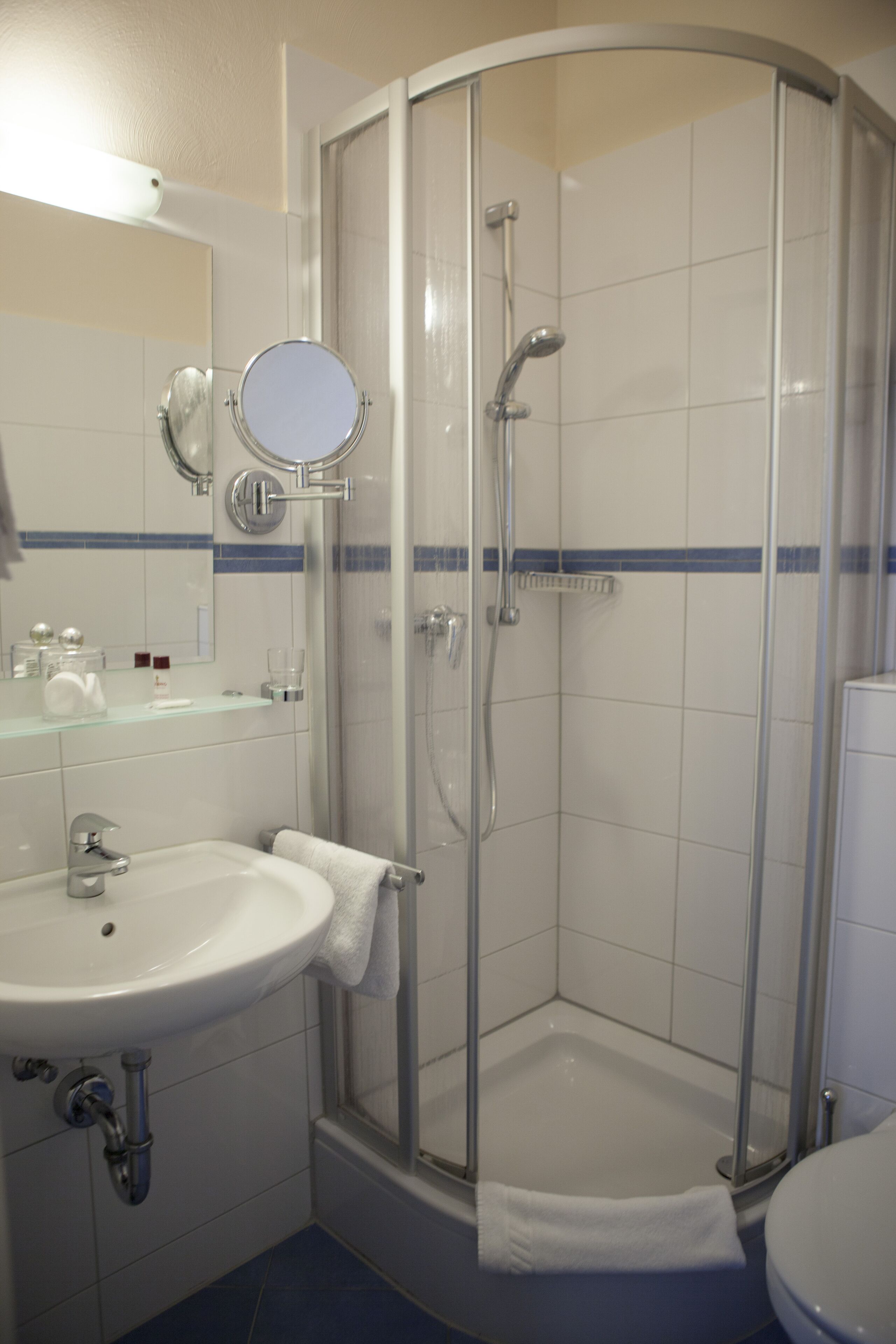 shower, free toiletries, hair dryer, towels