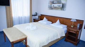 Hypo-allergenic bedding, in-room safe, desk, free WiFi