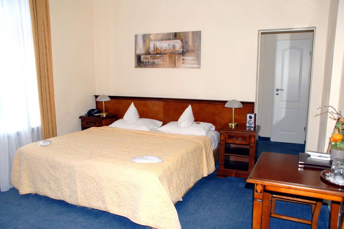 Hypo-allergenic bedding, in-room safe, desk, free WiFi