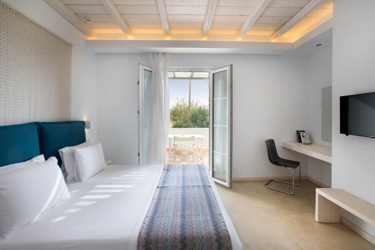 Superior Studio | 1 bedroom, pillowtop beds, in-room safe, desk