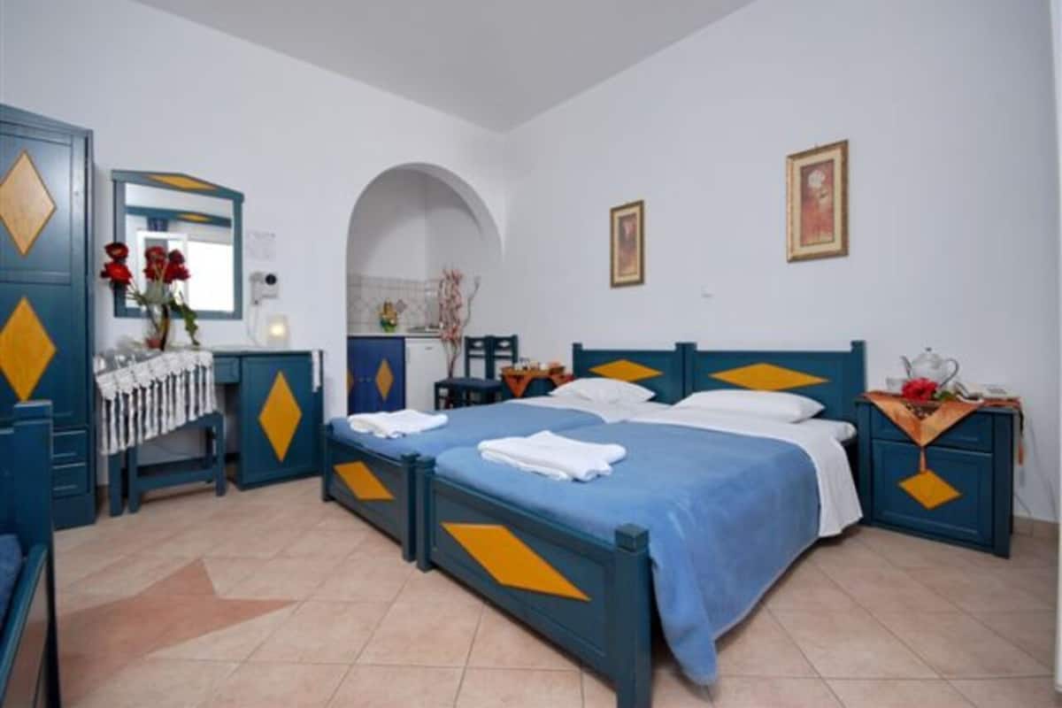 Standard Room, 1 Double Bed | 1 bedroom, pillowtop beds, in-room safe, desk