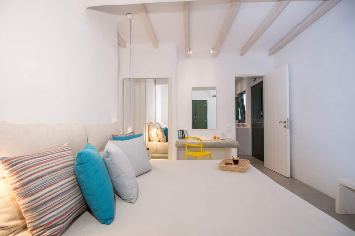 Junior Suite | 1 bedroom, pillow-top beds, in-room safe, desk