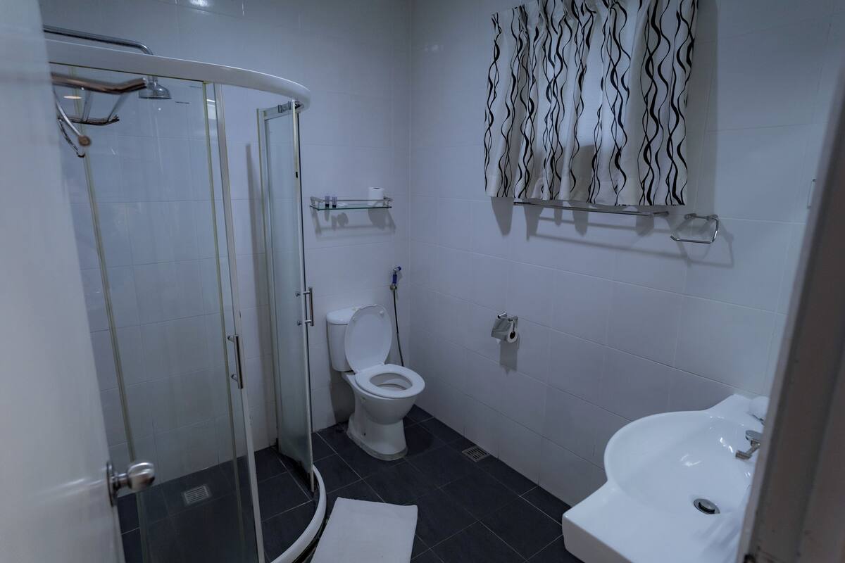 free toiletries, hair dryer