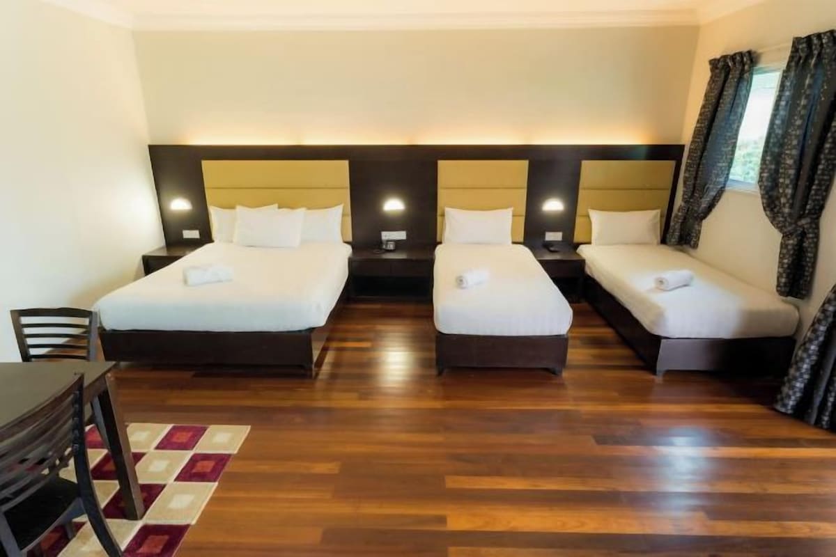Escritorio, cortinas blackout y tabla de planchar con plancha