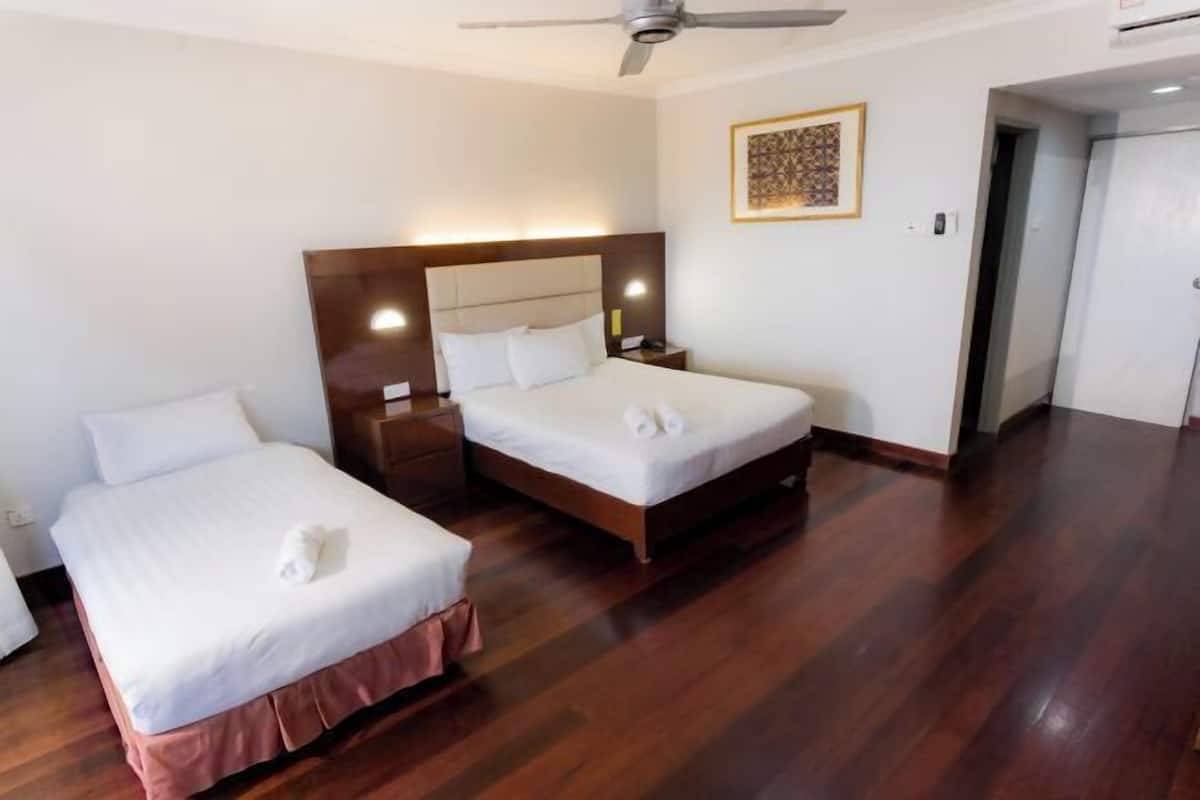 Escritorio, cortinas blackout y tabla de planchar con plancha